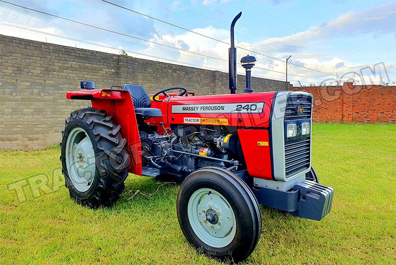 En röd Massey Ferguson 240 traktor på en gräsmatta.
